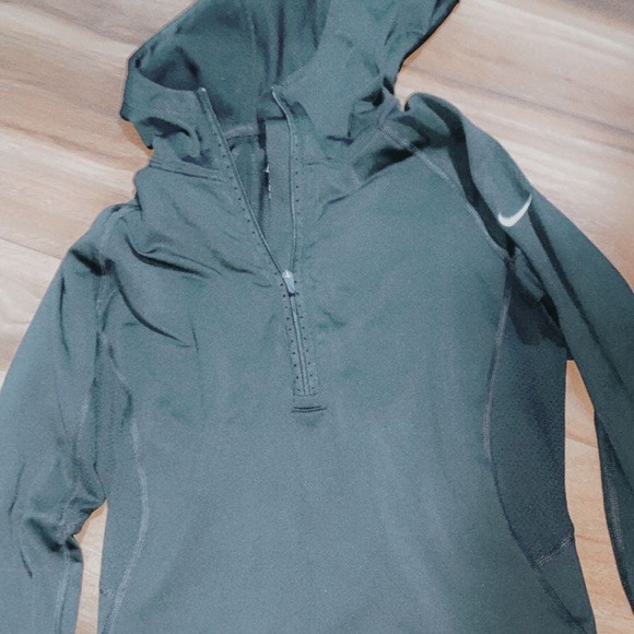 Nike dry fit running shirt with hood - Picture 2 of 2